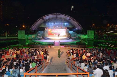 Sân khấu Sen Hồng thường xuyên diễn ra các chương trình nghệ thuật trong các ngày lễ lớn