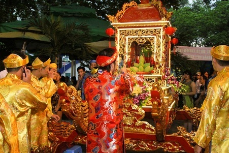 Sao Việt hội ngộ cùng nghệ sĩ Hoài Linh cúng Tổ nghề - 2 Năm nay, nghệ sĩ Hoài Linh tiếp tục đứng ra tổ chức ngày Giỗ Tổ ngành sân khấu.