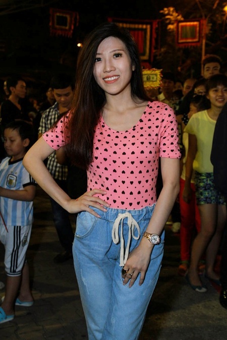 Sao Việt hội ngộ cùng nghệ sĩ Hoài Linh cúng Tổ nghề - 12 Anh đi cùng bạn gái của mình là ca sĩ Trang Pháp