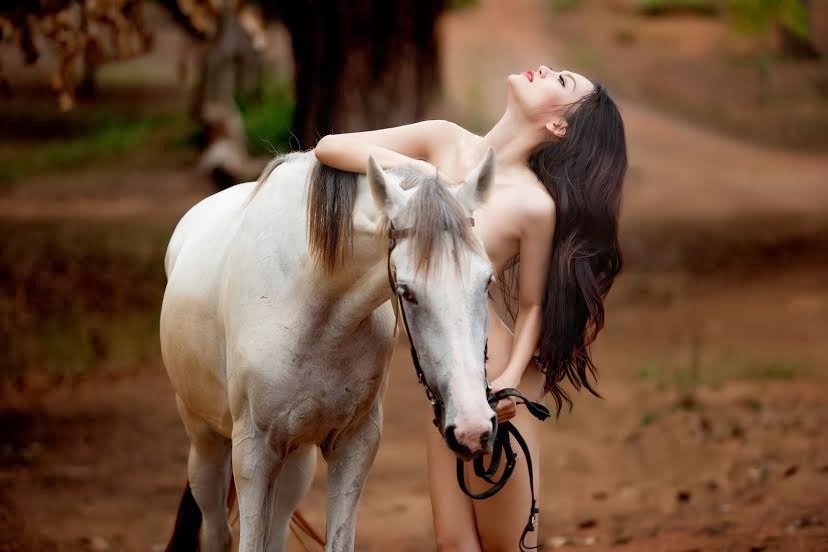 Những bộ ảnh phản cảm của "sao" Việt - 7 Bộ ảnh nude chụp với ngựa của người đẹp thi chui cũng từng khiến dư luận bị sốc