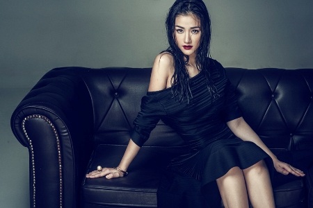 Maya "táo bạo" dùng tay che ngực trần - 7 Single này cũng là một trong những dự án chủ đạo của Maya trong kế hoạch âm nhạc năm 2014.