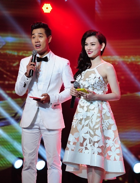 Hai MC Nguyên Khang - Thu Thủy xuất hiện xinh đẹp trong đêm bán kết kịch tính
