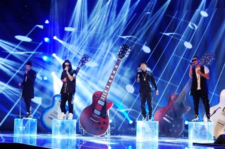 Nhóm Oplus mở màn với ca khúc