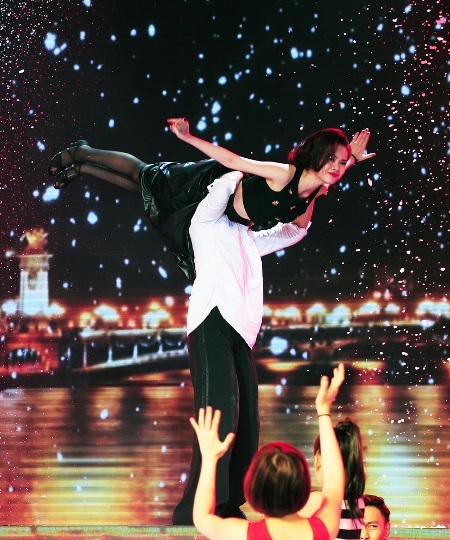 Giang Hồng Ngọc tiếp tục chinh phục khán giả bằng cả tài năng ca hát và vũ đạo