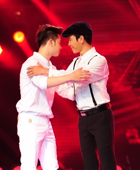 Loki Bảo Long và Quang Đại hát sing -off để giành vé vào chung kết