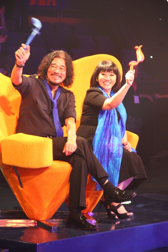 Cả hai cùng giơ nốt nhạc chọn thí sinh trong cuộc thi Vợ chồng mình hát