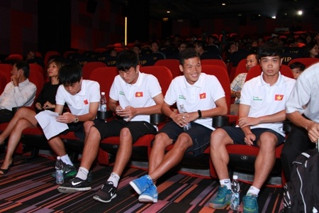 Sự xuất hiện của các tuyển thủ đội U19 Việt Nam cũng thu hút sự chú ý của rất đông khán giả.