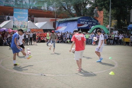 Mọi người cũng rất hào hứng khi tham gia những trò vận động cùng môn bóng đá.