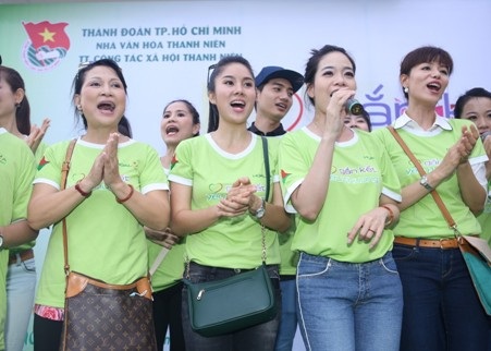 Vợ chồng Bình Minh giản dị mang cơm đến bệnh nhân nghèo - 10 Diễn viên Vân Anh, Lê Phương, Minh Luân cùng nhau chuẩn bị những phần cơm cho các bệnh nhân.