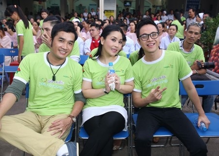 Vợ chồng Bình Minh giản dị mang cơm đến bệnh nhân nghèo - 8 MC Quyền Linh hào hứng khi cầm thùng kêu gọi sự ủng hộ cho các bệnh nhân nghèo.