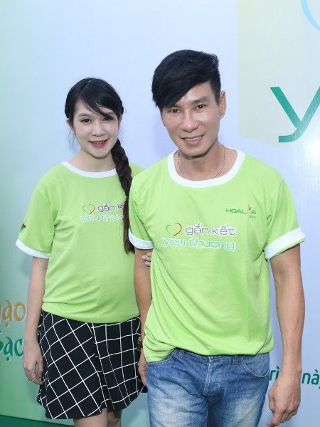 Vợ chồng Bình Minh giản dị mang cơm đến bệnh nhân nghèo - 7 MC Quyền Linh hào hứng khi cầm thùng kêu gọi sự ủng hộ cho các bệnh nhân nghèo.