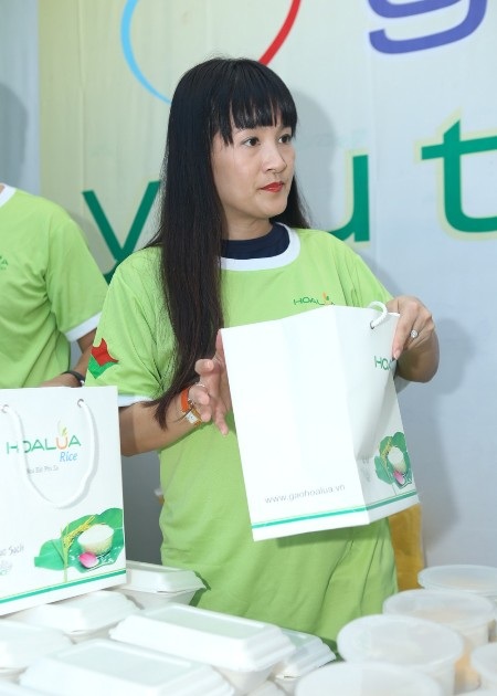 Vợ chồng Bình Minh giản dị mang cơm đến bệnh nhân nghèo - 2 Vợ chồng Bình Minh giản dị mang cơm đến bệnh nhân nghèo