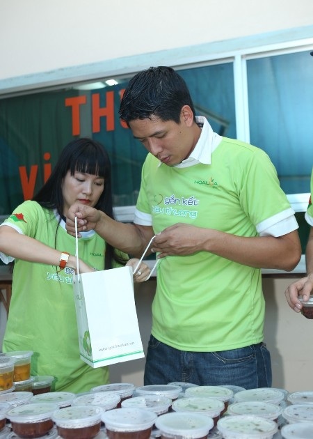 Vợ chồng Bình Minh giản dị mang cơm đến bệnh nhân nghèo - 3 Vợ chồng Bình Minh giản dị mang cơm đến bệnh nhân nghèo