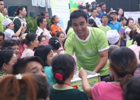 Vợ chồng Bình Minh giản dị mang cơm đến bệnh nhân nghèo - 5 MC Quyền Linh hào hứng khi cầm thùng kêu gọi sự ủng hộ cho các bệnh nhân nghèo.