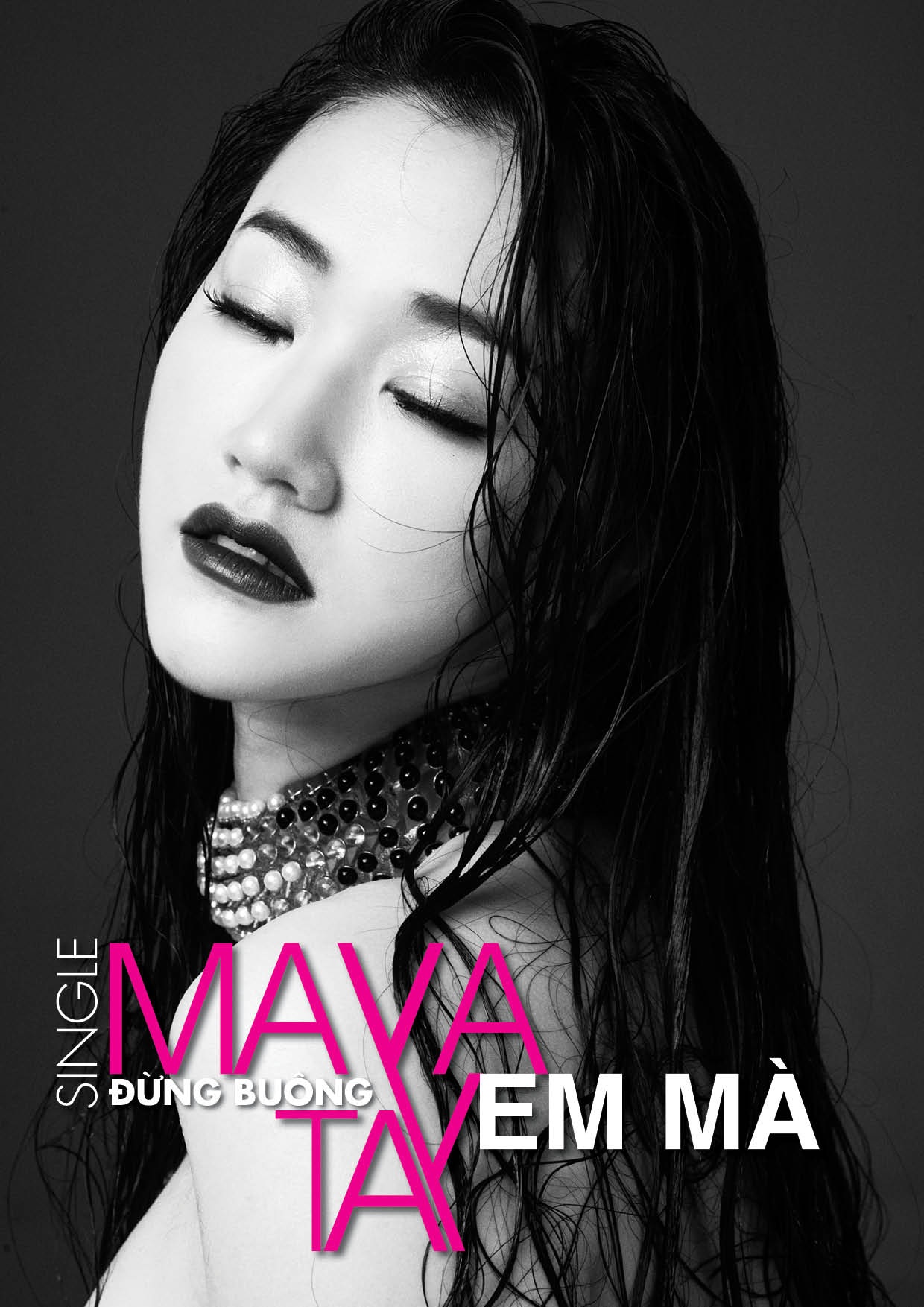 Maya "táo bạo" dùng tay che ngực trần - 2 Maya táo bạo với hình ảnh tay che ngực trần