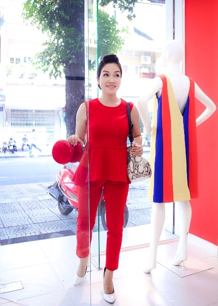 Diva Mỹ Linh rạng ngời trong sắc đỏ