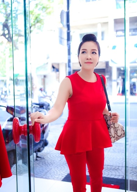 Diva Mỹ Linh rạng ngời trong sắc đỏ