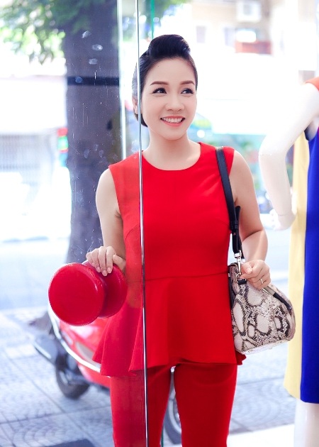 Diva Mỹ Linh rạng ngời trong sắc đỏ