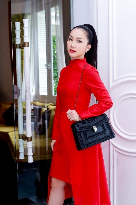 Mỹ nhân của làng múa nhanh chóng thu hút các ống kính ngay khi bước vào cửa.