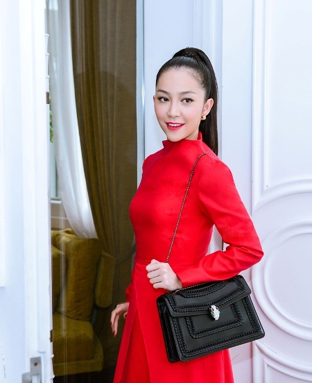 Mỹ nhân của làng múa nhanh chóng thu hút các ống kính ngay khi bước vào cửa.