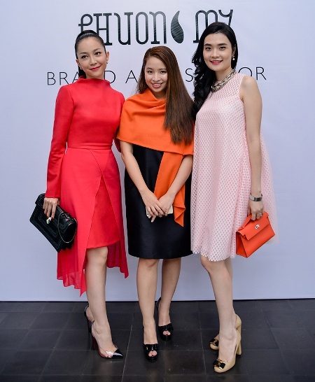 Người đẹp Linh Nga khoe nhan sắc mặn mà bên đại diện của NTK Phương My tại sự kiện hôm qua.