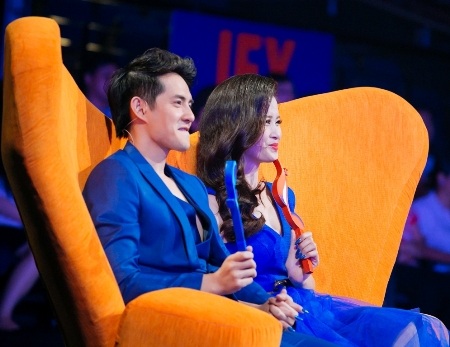 Đông Nhi bất ngờ chia sẻ… muốn “lập gia đình” - 1 Đông Nhi - Ông Cao Thắng thể hiện sự trẻ trung khi cùng ngồi ghế nóng