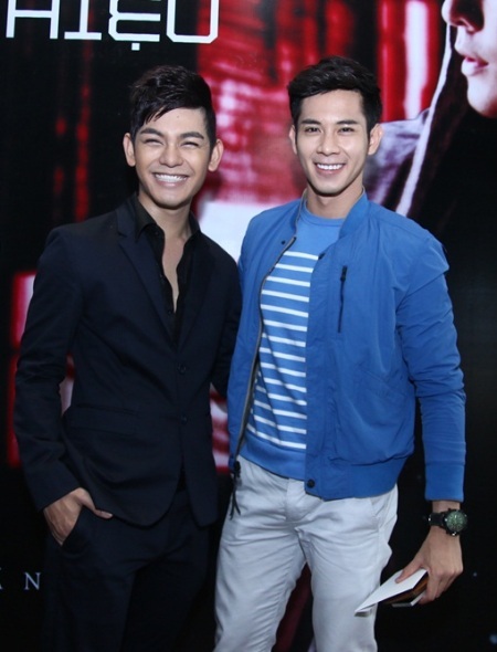 Ca sĩ Hồ Vĩnh Khoa tới chúc mừng Sơn Ngọc Minh ra single đầu tiên.