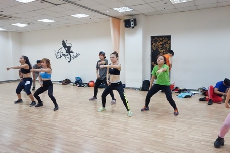 Mồ hôi nhễ nhại trên sàn tập nhưng Họa mi tóc nâu vẫn hăng say tập luyện.