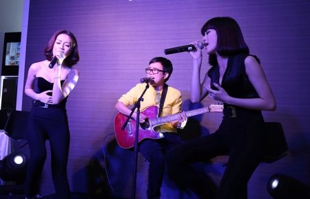 Phương Uyên "cháy" hết mình bên học trò cưng - 1 Phương Uyên cùng học trò nồng nàn khi hát cùng nhau tại sự kiện.