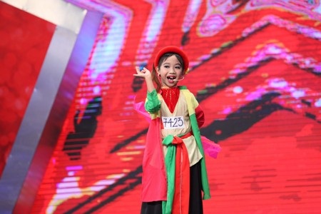 Cách diễn lẳng lơ của Thị Mầu 8 tuổi trên sân khấu 