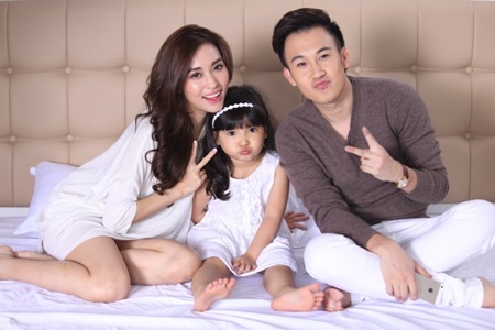 Dương Triệu Vũ "úp mở" chuyện tình cảm với "tình cũ" của Trấn Thành - 3 Mới đây cả hai còn xuất hiện chung trong một bộ ảnh cùng với một bé gái rất đáng yêu.