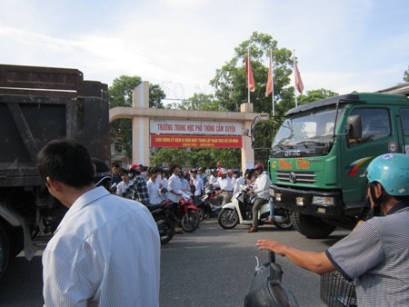Giao thông bị ùn tắc tại hội đồng thi trường THPT Cẩm Xuyên