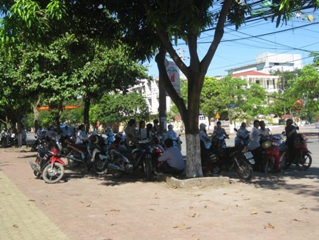 Phụ huynh đứng đợi suốt thời gian thi