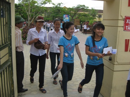 Thí sinh phấn khởi rời hội đồng thi. (Ảnh: Phượng Vũ).