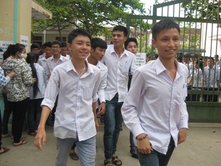 Thí sinh “thở phào” hoàn thành môn thi cuối - 4 Thí sinh vui mừng cười rạng rỡ sau môn thi ngoại ngữ.