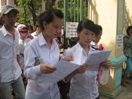 Thí sinh “thở phào” hoàn thành môn thi cuối - 5 Vừa ra khỏi hội đồng thi vừa thảo luận. (Ảnh: Phượng Vũ)