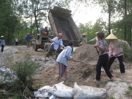 Dân phấp phỏng lo sau sự cố vỡ kênh thoát lũ - 4 ...đã được địa phương đổ đất đá gia cố tạm thời trong chiều 24/6