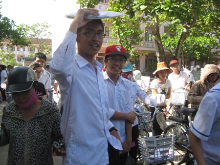 Kết thúc môn thi Vật Lý các sĩ tử ra về với nụ cười rạng rõ