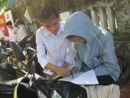 Phụ huynh dò bài cùng thí Sinh