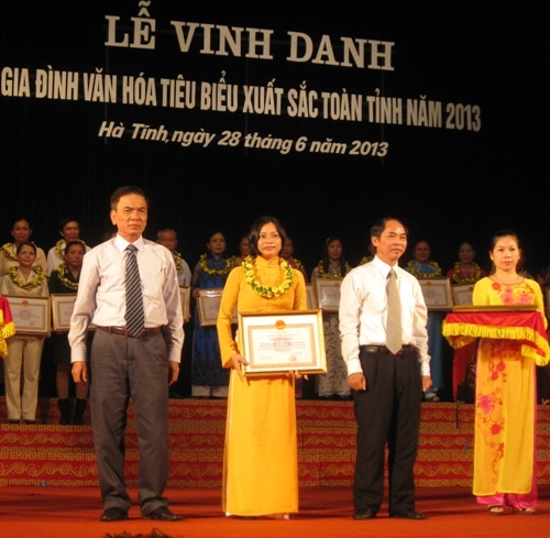 Hà Tĩnh: Vinh danh gần 100 gia đình văn hóa tiêu biểu - 1 Đại diện lãnh đạo UBND tỉnh trao bằng khen cho các gia đình văn hóa tiểu biểu.