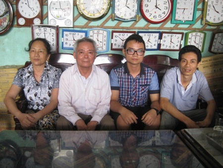 Chàng thủ khoa say mê tin học - 2 Trung chụp ảnh chùng ông bà nội và bố