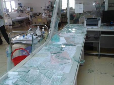 Khởi tố vụ “đập phá bệnh viện, đánh bác sĩ” - 3 Cửa kính phòng theo dõi khoa Hồi sức tích cực bị người nhà nạn nhân đập vỡ