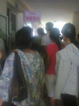 Hà Tĩnh: Bệnh nhân tử vong, người nhà đập phá bệnh viện - 1 Rất đông người người tụ tập và chứng kiến cảnh hỗn loạn tại khoa Hồi sức tích cực