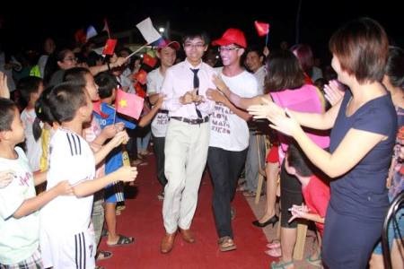“Đức mũ đỏ” và hành trình đến với huy chương Vàng Olympic Toán quốc tế - 3 Đức trở về trường trong sự chào đón nồng nhiệt của thầy cô và bạn bè.