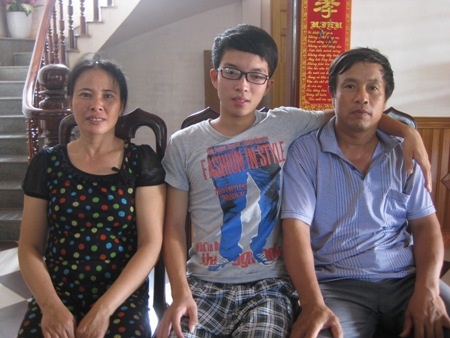 Lời hứa của cậu thủ khoa mê chơi điện tử - 2 Nguyễn Hữu Trọng và bố mẹ