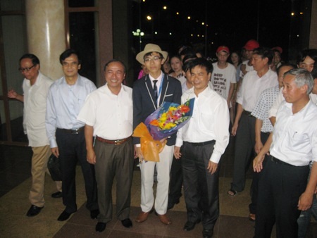 Hà Tĩnh: Tuyên dương 2 thí sinh xuất sắc tại kỳ thi Olympic Toán quốc tế 2013 - 1 Hai thí sinh trở về trong sự hân hoan của người thân và thầy cô.