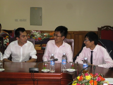Hà Tĩnh: Tuyên dương 2 thí sinh xuất sắc tại kỳ thi Olympic Toán quốc tế 2013 - 4 Em Võ Anh Đức giao lưu tại trường.