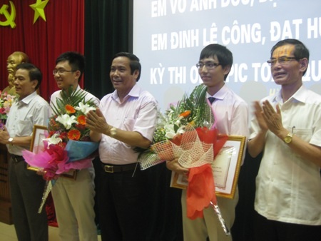 “Đức mũ đỏ” và hành trình đến với huy chương Vàng Olympic Toán quốc tế - 5 Gia đình - nguồn động viên tinh thần của Võ Anh Đức.