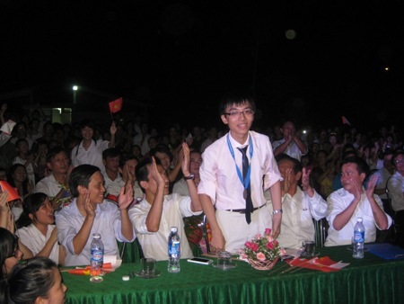 Hà Tĩnh: Tuyên dương 2 thí sinh xuất sắc tại kỳ thi Olympic Toán quốc tế 2013 - 3 Em Võ Anh Đức giao lưu tại trường.