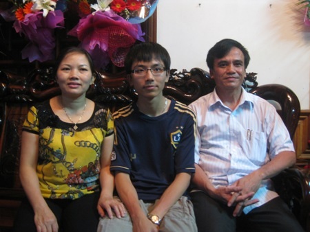 “Đức mũ đỏ” và hành trình đến với huy chương Vàng Olympic Toán quốc tế - 4 Gia đình - nguồn động viên tinh thần của Võ Anh Đức.